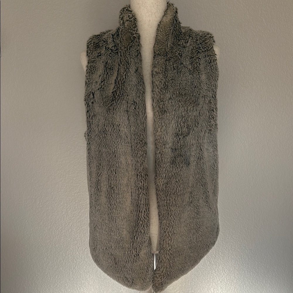 Tart Gray Faux Fur Vest Luxurious Sleeveless Design